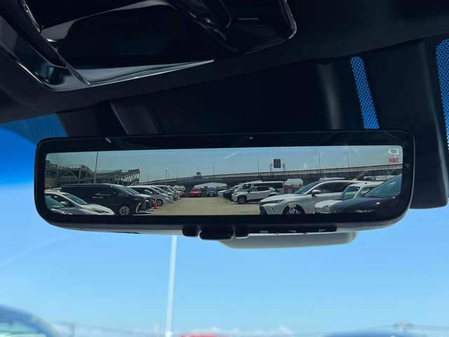 【デジタルミラー】デジタルインナーミラーを装備しております！！後方の視界が広がり安全性が向上しております！！！夜間でも、しっかりと映像が見られるようになっておりますので、重宝される装備の一つですね！！