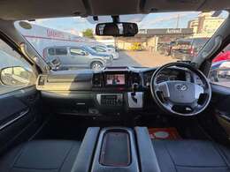 【室内】コックピット。車内もキレイで嫌な臭いもありません！ご納車後の臭いが付きにくくなる「空気触媒コーティング」もあります。