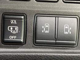 【ハンズフリー機能付き両側パワースライドドア】スライドドアの下に足先を入れてすぐ引くと、自動的にスライドドアが開閉します！荷物で両手がふさがった状態でも、ドアの開閉ができてとっても便利！