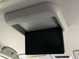 【フリップダウンモニター】大画面モニターで後席でもエンタメをお楽しみいただけます。小さなお子様にも大人気の装備です♪