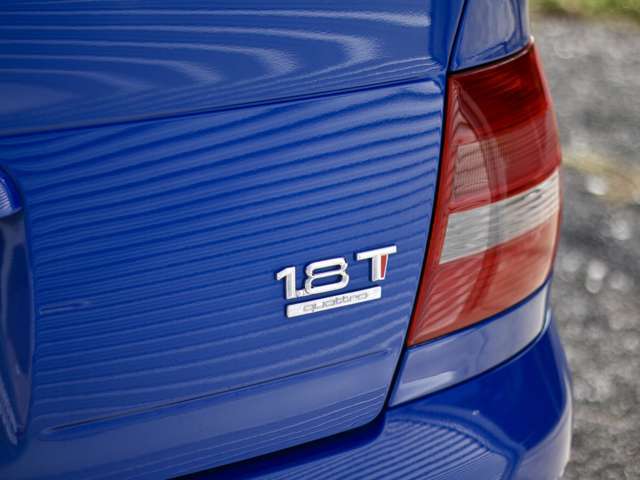 1.8T バッジには Audi Sport のイメージカラーであるレッドの差し色。洒落ています。