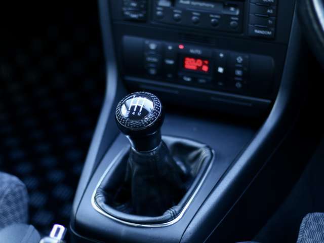 5速マニュアル。使い切れるエンジンパワーとマッチしたギア比は、運転の楽しさにあふれています。