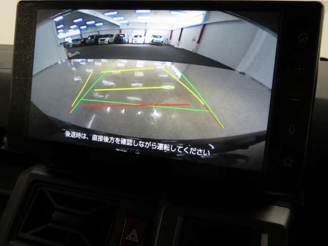 バックカメラ搭載で視界も良好です。駐車に不安のある方もご安心ください。