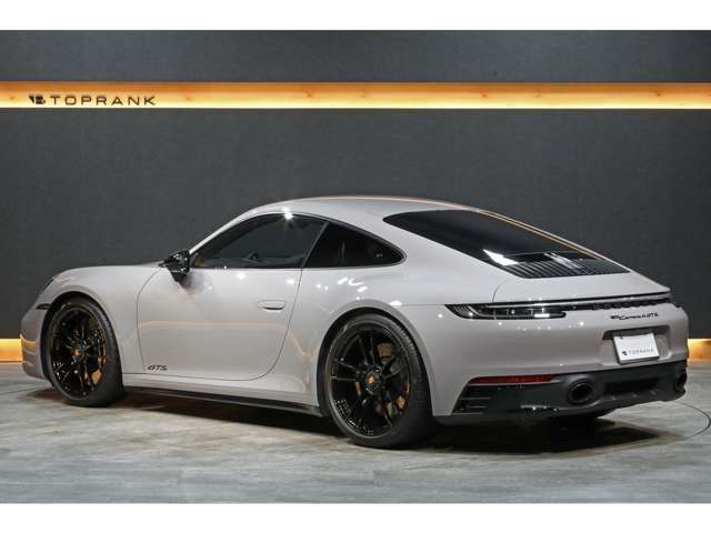 愛車をいつまでも綺麗に維持したいというお客様にもご満足いただけるよう、様々なボディコーティングメニューを揃えております。ボディラッピングやプロテクションフィルムの施工も受け付けております。