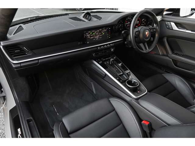 自動車保険のお取り扱いもございます。お客様に合ったプランを作成できるようお手伝いさせていただきます。詳細は担当スタッフまでお申し付けください。