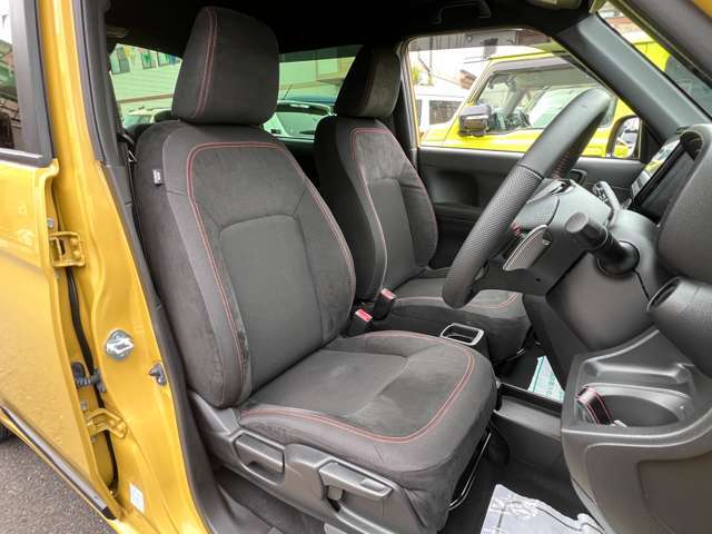 走行1800km台なので、よく乗り降りする運転席脇のヘタリ、スレもなくグッドコンディションです。