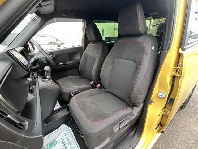 助手席回りもとても綺麗なコンディションが保たれております♪　足元まで広々しており長距離運転でも安心ですね♪