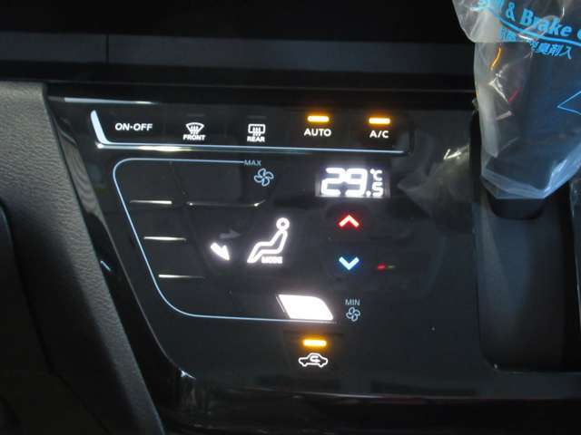 オートエアコンで車内はいつも快適　設定温度で風向きや風量を調節してくれます
