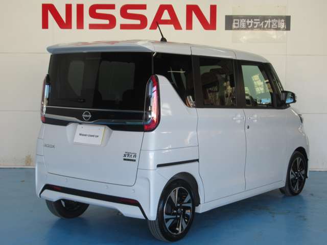 狭い駐車場での乗り降りや荷物の出し入れにとても便利なスライドドア