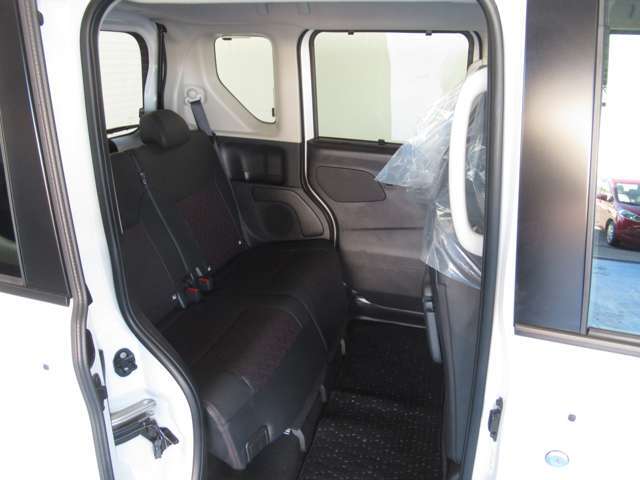 リヤシートは左右分割でシートスライド　個別でシート位置が調整可能