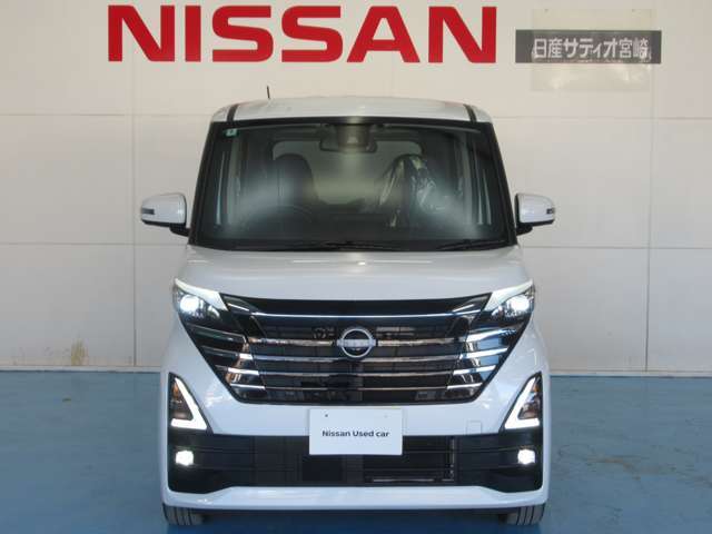 白色光で遠方まで明るく照らしだし、ナイトドライブでの安全運転をサポート