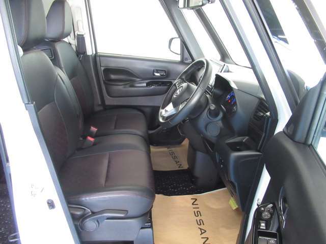 運転席の足元も広く余裕があります　シートリフター付きで小柄な方でも高さ調整が可能です