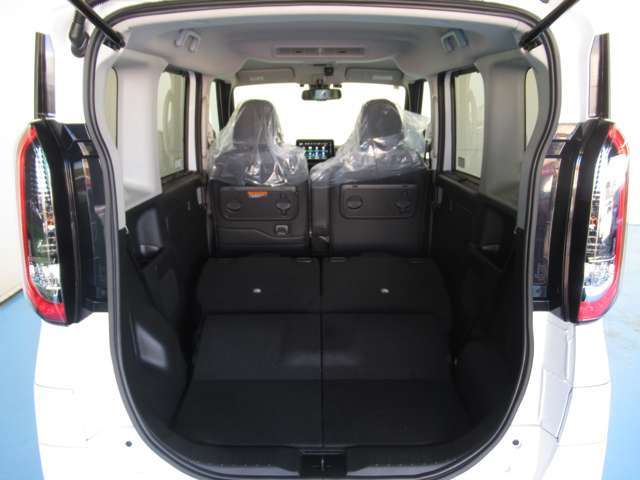バックドアも大きく荷物の出し入れもらくです　リヤシートは、左右分割式で背もたれを倒すと広いラゲッジルームとして使用可能です