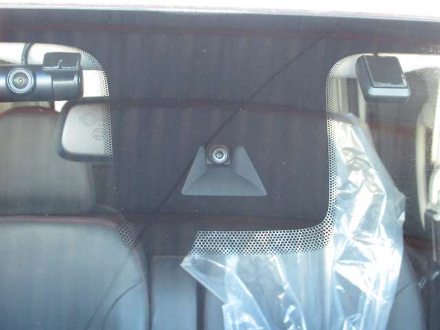 前方の車両を検知。 エマージェンシー（衝突軽減）ブレーキ装備