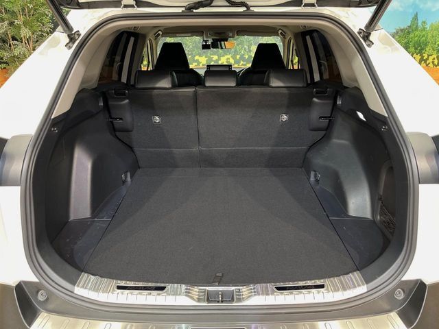 積み下ろしのしやすいデッキにはたっぷりと荷物を積み込んでいただけます。遊びから仕事まで、様々なシーンで頼れます♪