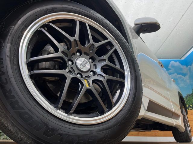 外観にマッチしたアルミホイールを装着しております。各種アルミホイールや、スタッドレスタイヤも取扱いしております。是非ご相談ください♪