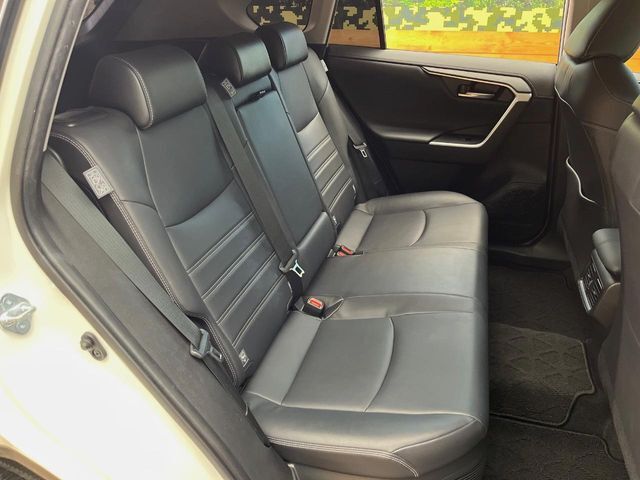 後部座席も気になるようなキズ・汚れやへたり等、大きなダメージはなく、良好な状態です。