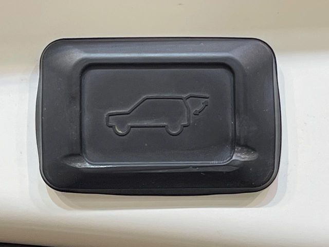 【パワーバックドア】スマートキーや運転席のボタンを押すだけでリアゲートが自動で開閉します！荷物を持っている時や、高い位置にあるバックドアを閉める際に便利な機能です♪