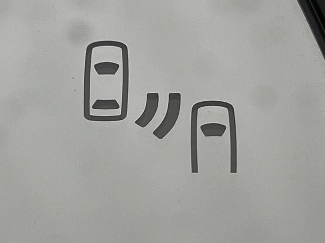 【ブラインドスポットモニター】走行中、ドアミラーの死角になりやすい箇所に後続車が接近するとサイドミラーのレンズに警告を表示！ドライバーに注意喚起をしてくれます。