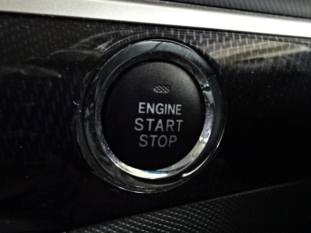 【スタート＆ストップスイッチ】エンジンの始動・停止は、プッシュボタンを押して行なうタイプです。