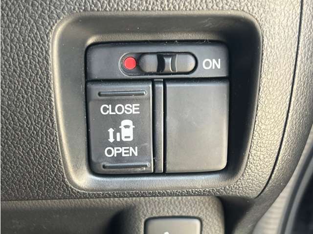 【パワースライドドア】後席左側のドアはガチャっと引くと自動で開きます！運転席には電動ドアのスイッチがあります！運転席から、スイッチを押すだけでドアの開閉も出来ます！