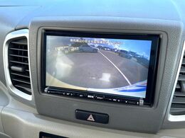 【バックカメラ】駐車時に後方がリアルタイム映像で確認できます。大型商業施設や立体駐車場での駐車時や、夜間のバック時に大活躍！運転スキルに関わらず、今や必須となった装備のひとつです！