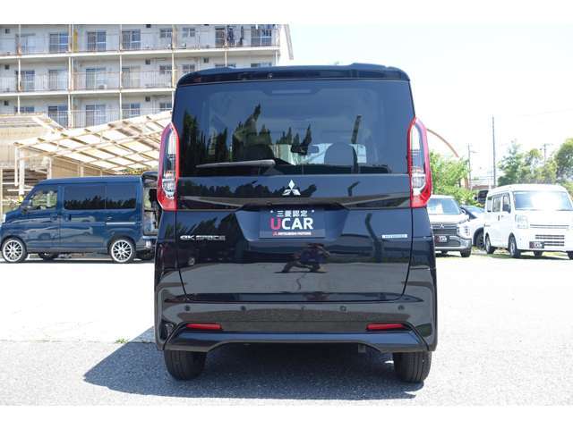 大きく開くリヤゲート！雨の日などは傘替わり！大き目のお荷物も出し入れ楽々！！