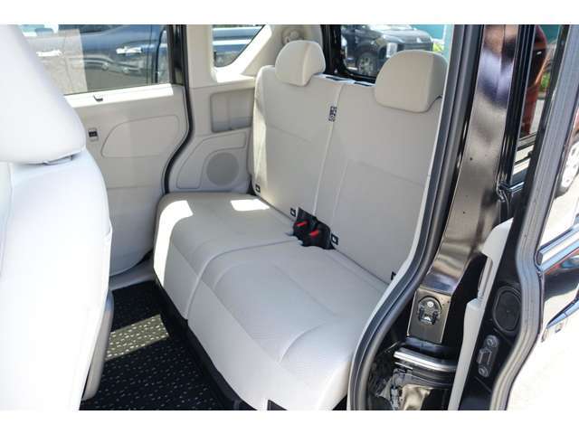 背もたれ調整だけでなく、前後にスライドする後席シート