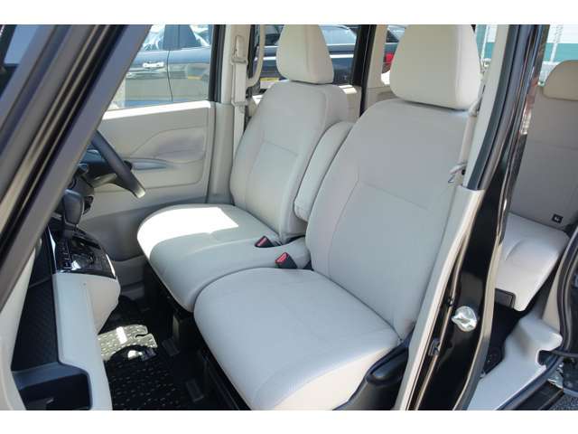 サポート性能に優れたシート。ひじ掛け付きで長距離ドライブも疲れ知らず。左右前席にはシートヒーターも装備しております。