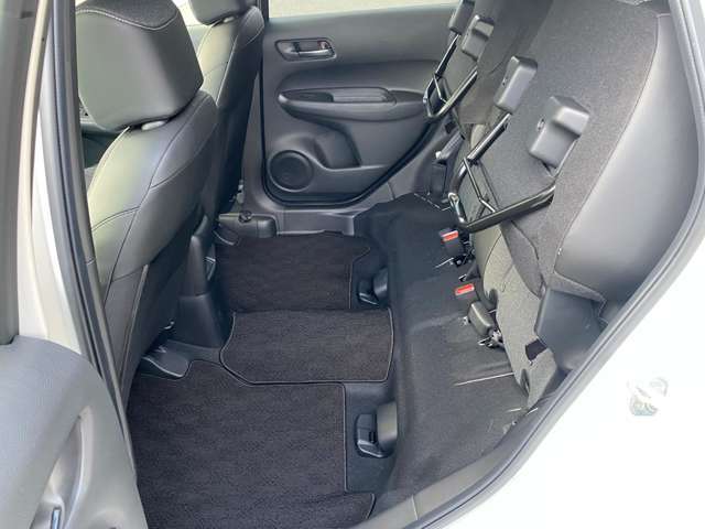 2列目シートは座面が立ち上がり保持できます！荷物をたっぷり積んでみたり、高さがあるものを購入した際に便利と大変好評をいただいてます！