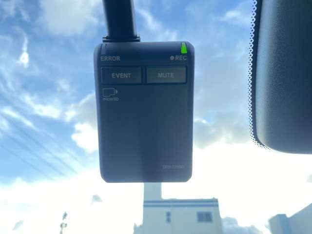 今や必需品となったドライブレコーダーも装着されています。運転中の記録を録画してくれます、万が一の時にドライブレコーダーがあれば安心です！