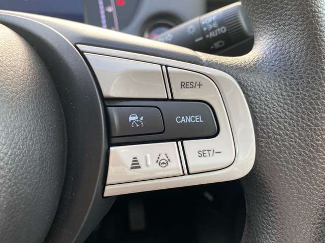 ホンダセンシングが装備されています。レーダークルーズやレーンキープ、車線逸脱防止機能に加え標識認識機能なども備えていて、ロングドライブも快適で安全にお楽しみいただけます。