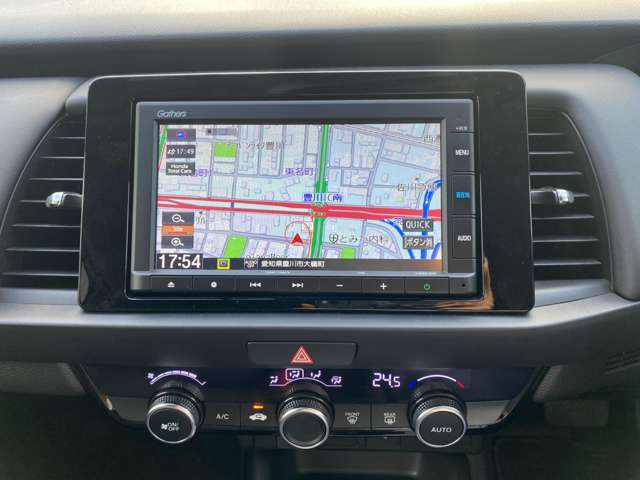 純正メモリーナビを装着しています。USB・Bluetoothにも対応しています。もちろんリアカメラも使えます。インターナビで様々な情報を得ることもできます。