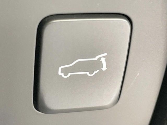 【パワーバックドア】スマートキーや運転席のボタンを押すだけでリアゲートが自動で開閉します！荷物を持っている時や、高い位置にあるバックドアを閉める際に便利な機能です♪