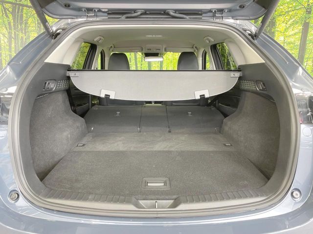 積み下ろしのしやすいデッキにはたっぷりと荷物を積み込んでいただけます。遊びから仕事まで、様々なシーンで頼れます♪