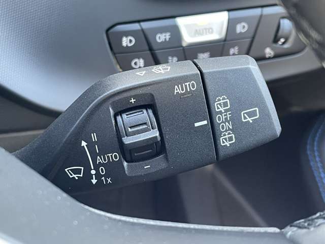【運転席操作部】『運転席周辺の装備』の画像になります。快適なドライブを楽しむための機能が装備されています！運転席から触れるので使いやすいです！