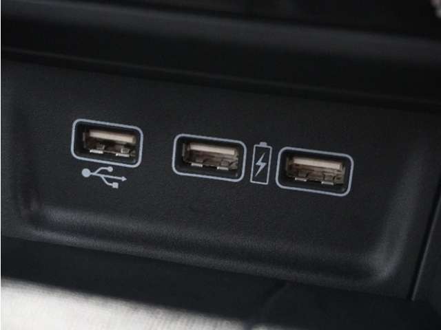 【USBジャック】充電をスマートに。スマートフォンやタブレット、携帯ゲーム機などの充電が可能。