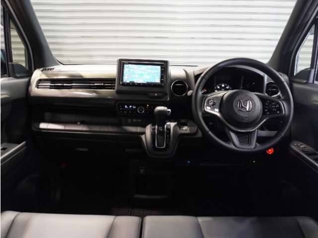 【室内】シートや内装各部への徹底した清掃を実施。