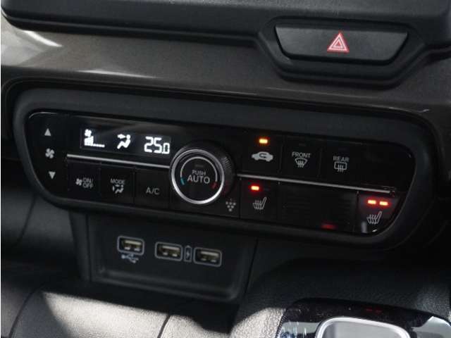 【オートエアコン】温度を設定すれば自動で快適な車内温度を保ちます。エアコン内部の高性能脱臭フィルターで車内のアレルゲンや花粉を除去。