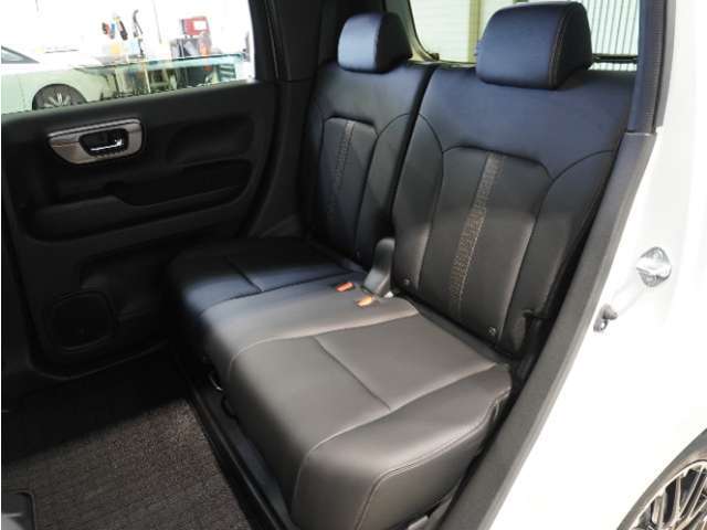 【セカンドシート】ゆったり快適に座っていただけますので、楽しくドライブに参加できます。