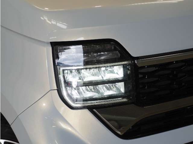 【LEDヘッドライト】省電力で、明るく遠くまで照らし、夜道や雨天などの走行の際、安心感を高めます。オートライト機構で周囲の明るさを感知し、自動で点灯、消灯します。