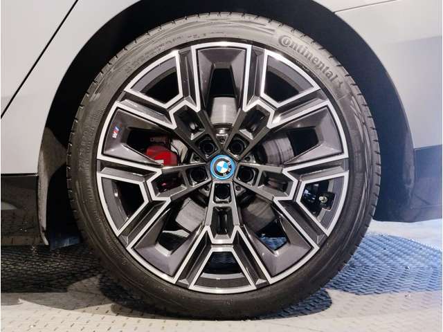 BMWの純正アロイホイールは軽量かつ強度にも優れているホイールで走行性能を引き上げる設計になっております。足元にもBMWは妥協がなくこだわっている個所になります。