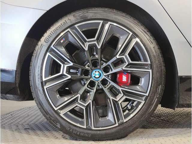 BMWの純正アロイホイールは軽量かつ強度にも優れているホイールで走行性能を引き上げる設計になっております。足元にもBMWは妥協がなくこだわっている個所になります。