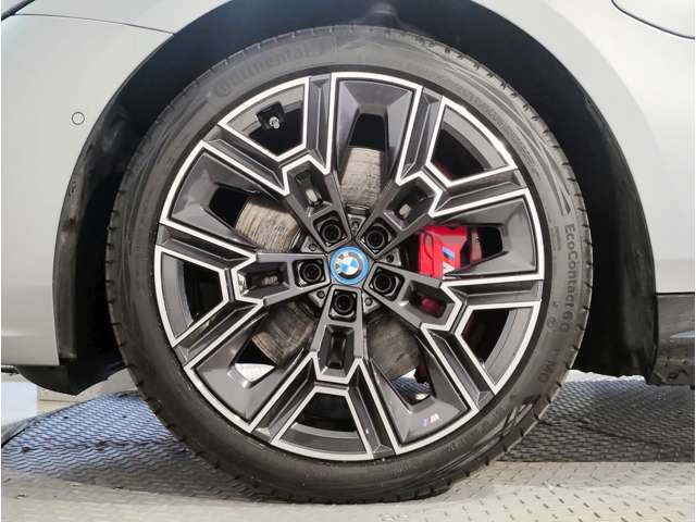 BMWの純正アロイホイールは軽量かつ強度にも優れているホイールで走行性能を引き上げる設計になっております。足元にもBMWは妥協がなくこだわっている個所になります。