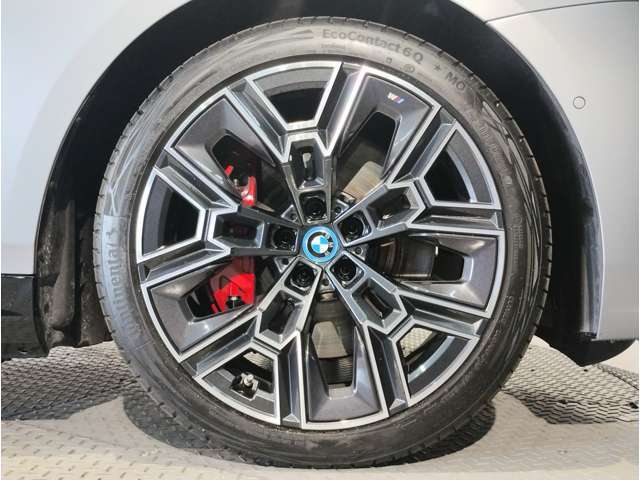BMWの純正アロイホイールは軽量かつ強度にも優れているホイールで走行性能を引き上げる設計になっております。足元にもBMWは妥協がなくこだわっている個所になります。