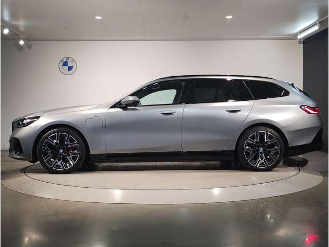 BMWではロングホイールベースの採用をしており、すべての車種に適用され、走行中の安定感の向上されております。また室内空間の広さにも貢献しております。