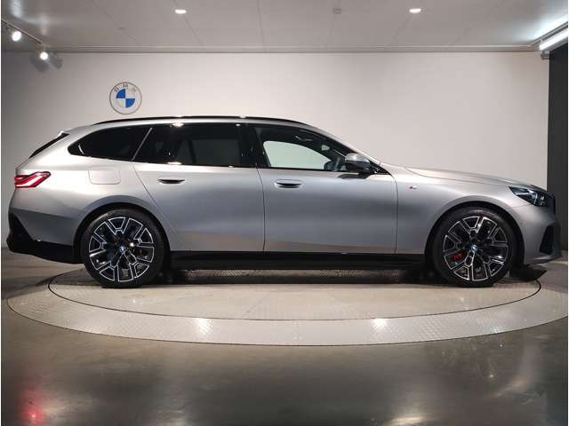BMWでは重量配分にもこだわりがあり、FRモデルでは50：50とFFモデルでも60：40と前後の重量バランスにこだわり、軽快なハンドリングを実現しております。