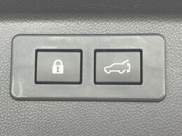 【パワーバックドア】スマートキーや運転席のボタンを押すだけでリアゲートが自動で開閉します！荷物を持っている時や、高い位置にあるバックドアを閉める際に便利な機能です♪