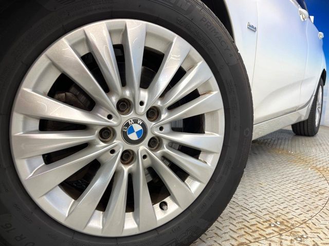 ●純正16インチアルミホイール：輸入車ならではの卓越した走りを支えるホイールと足回りです！日本車の走りに慣れている方にもぜひ体感して頂きたいほど、高いレベルでまとまっています！