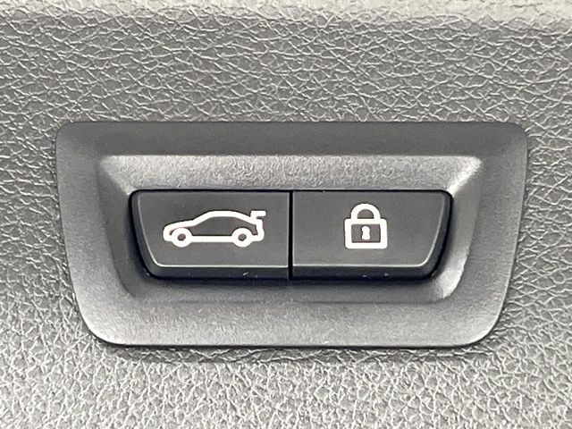 ●電動リアゲート：ワンタッチでリアゲートの開閉ができ、荷物などで両手が塞がっている状態でも簡単に開閉ができる便利機能です。